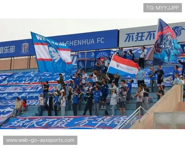 上海申花备战之际,球迷为他们加油,上海申花队的比赛 上海申花备战之际,球迷为他们加油,上海申花队的比赛